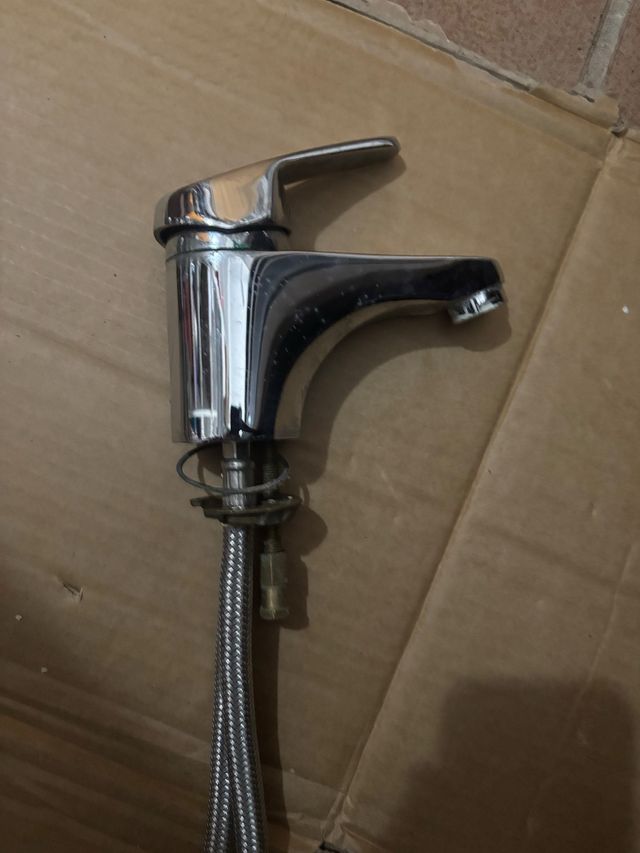 Torneira de banheiro metálica