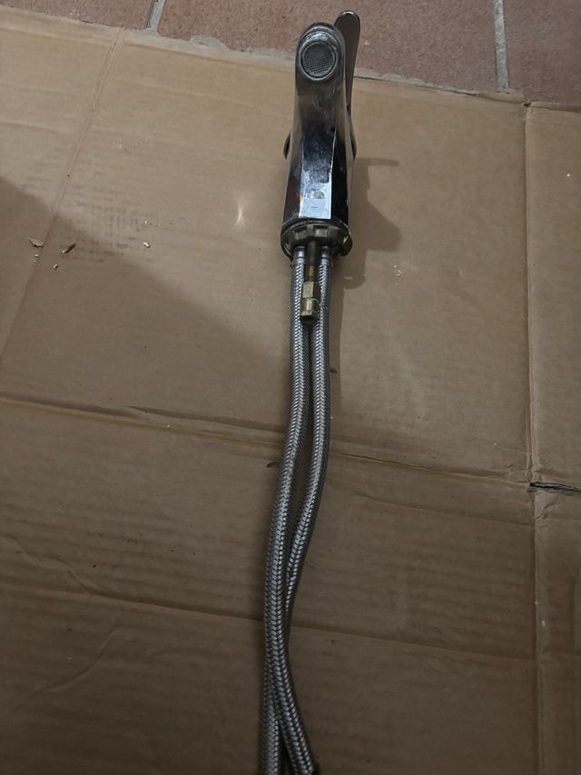 Torneira de banheiro metálica