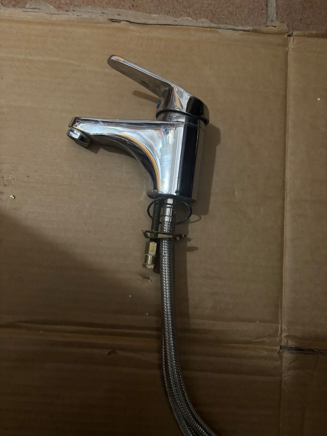 Torneira de banheiro metálica