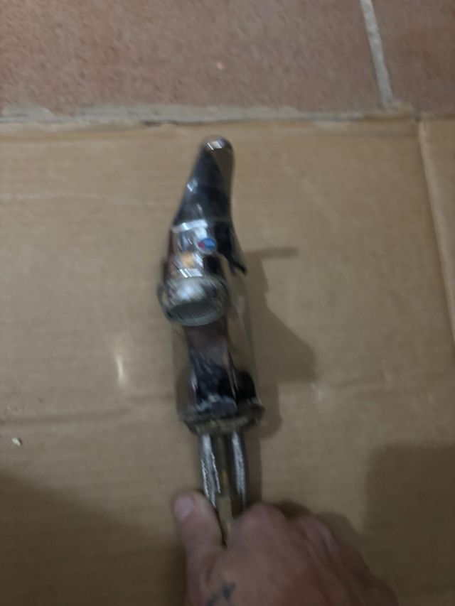 Torneira de banheiro metálica