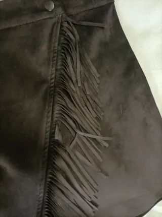 Falda negra con flecos