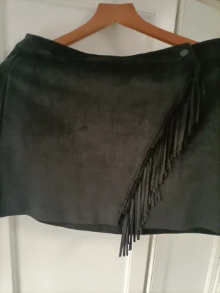 Falda negra con flecos