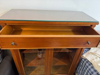 Mueble de salón con vitrina y cajón