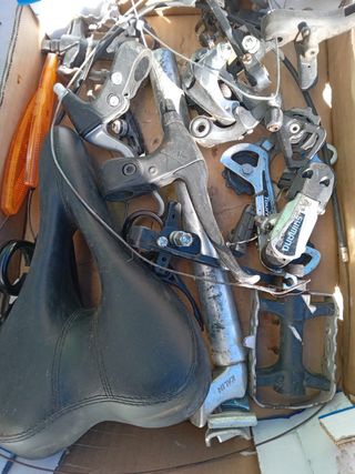 Lote piezas bicicleta: sillín, pedales, frenos