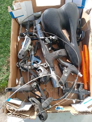 Lote piezas bicicleta: sillín, pedales, frenos