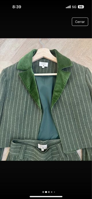 Traje de chaqueta verde a rayas