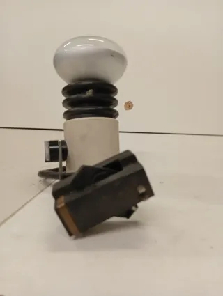 Lampada portatile beige e nera