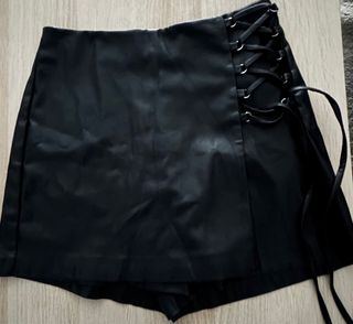 Falda Stradivarius negra con cordones