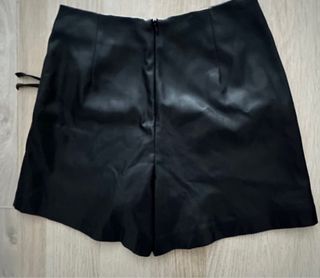 Falda Stradivarius negra con cordones