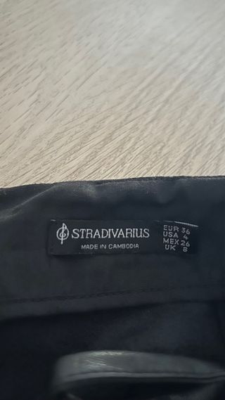 Falda Stradivarius negra con cordones