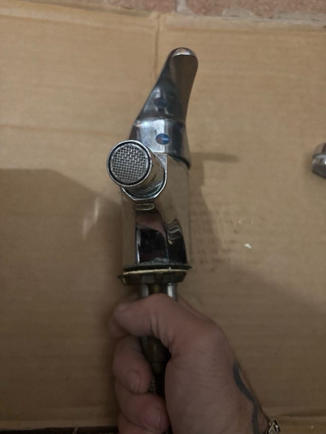 Torneira de banheiro em metal prateado