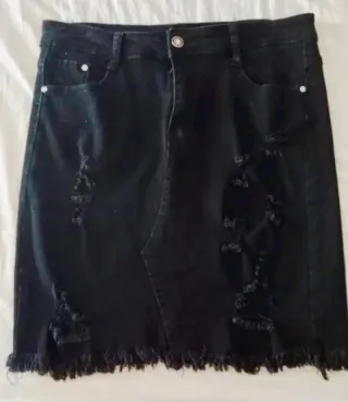 Falda vaquera negra desgastada