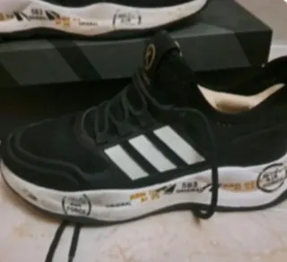 Zapatilla Adidas Negra y Blanca