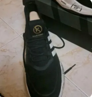 Zapatilla Adidas Negra y Blanca