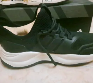 Zapatilla Adidas Negra y Blanca