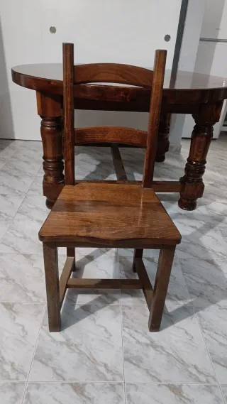 Mesa de madera maciza con 8 sillas