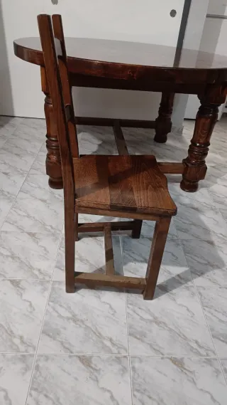 Mesa de madera maciza con 8 sillas