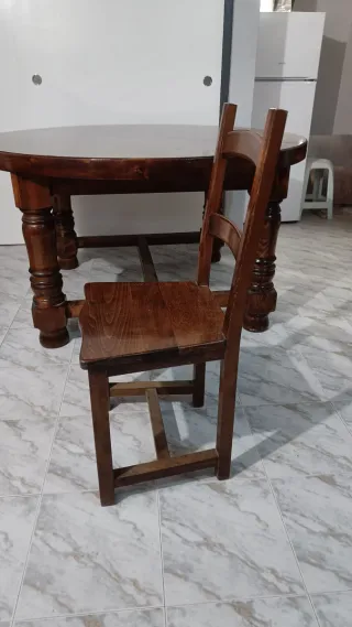 Mesa de madera maciza con 8 sillas