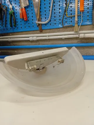 Plafoniera in vetro con dettagli oro