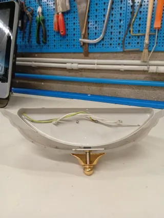 Plafoniera in vetro con dettagli oro