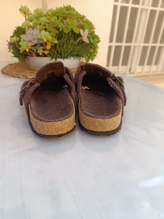 Zuecos estilo Birkenstock marrones