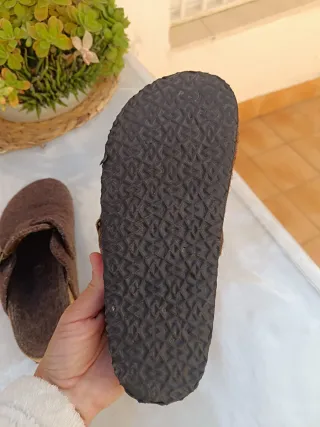 Zuecos estilo Birkenstock marrones