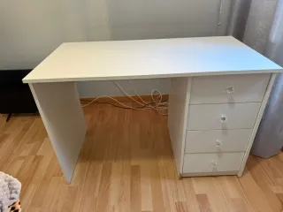 Mesa de escritorio de madera marrón