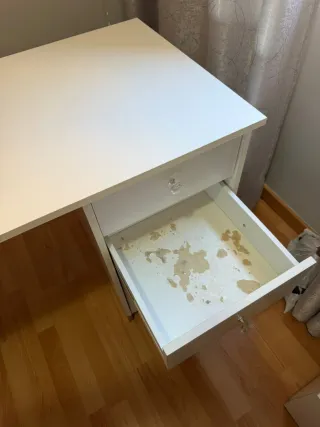 Mesa de escritorio de madera marrón