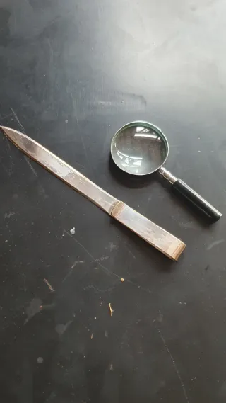 Lupa y abridor de cartas plateado