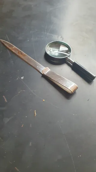 Lupa y abridor de cartas plateado