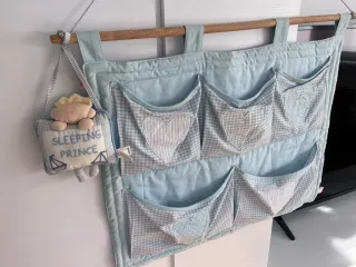 Organizador de cuna azul con bolsillos