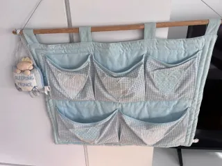 Organizador de cuna azul con bolsillos