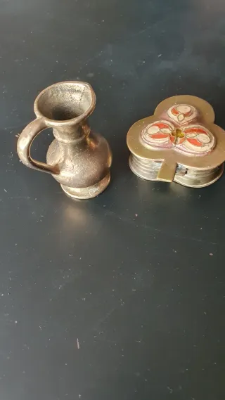 Jarrón y caja de bronce