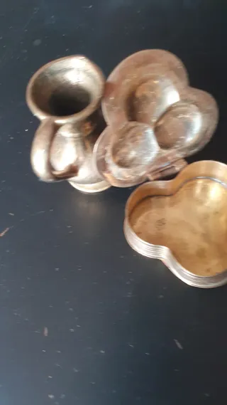 Jarrón y caja de bronce