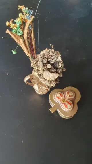 Jarrón y caja de bronce