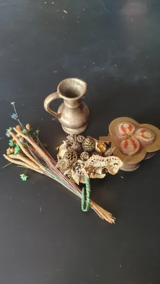 Jarrón y caja de bronce