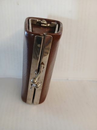 Portamonete marrone con chiusura a scatto