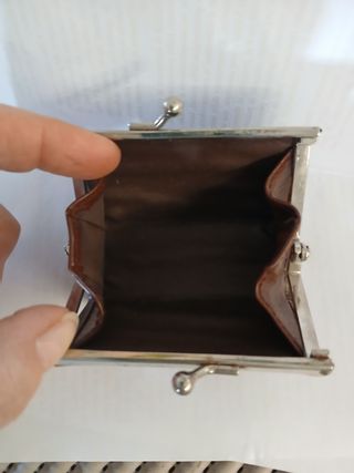 Portamonete marrone con chiusura a scatto