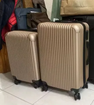 Maleta de viaje dorada