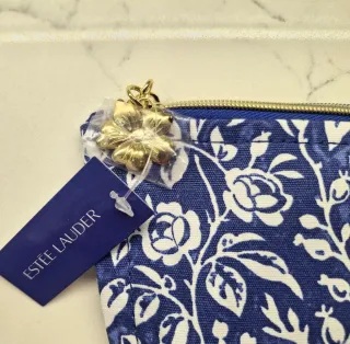 Pochette Estée Lauder con fasce skincare