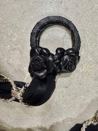 Cinturón joya negro y plateado. Collar.