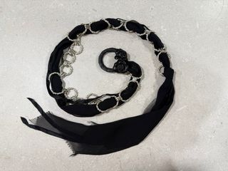 Cinturón joya negro y plateado. Collar.