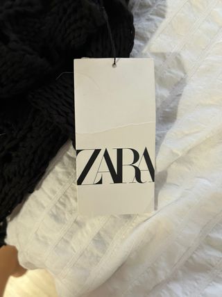 Camiseta negra de crochet con flecos