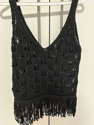 Camiseta negra de crochet con flecos