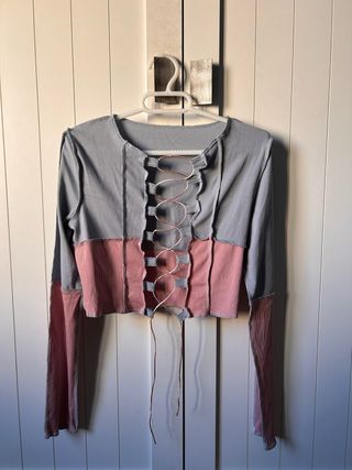 Top abierto gris y rosa con cordones