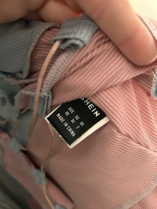 Top abierto gris y rosa con cordones