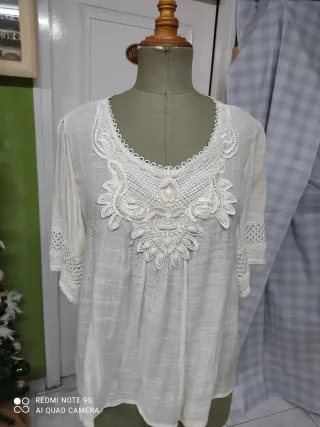 Blusa blanca con bordado y perlas