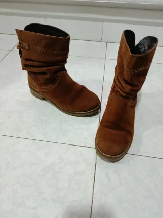 Botines ante color marrón, talla 38