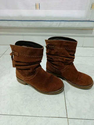 Botines ante color marrón, talla 38