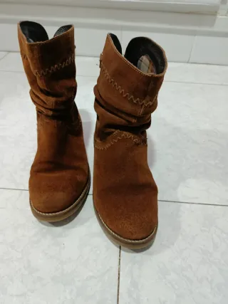 Botines ante color marrón, talla 38